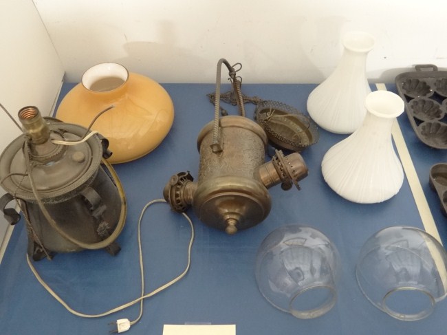 Lot including Victorian hanging