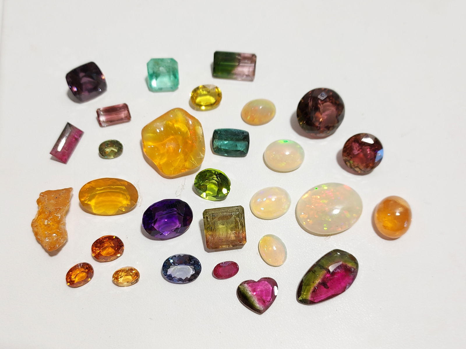 LOT MIXED LOOSE GEMSTONES: EMERALD,