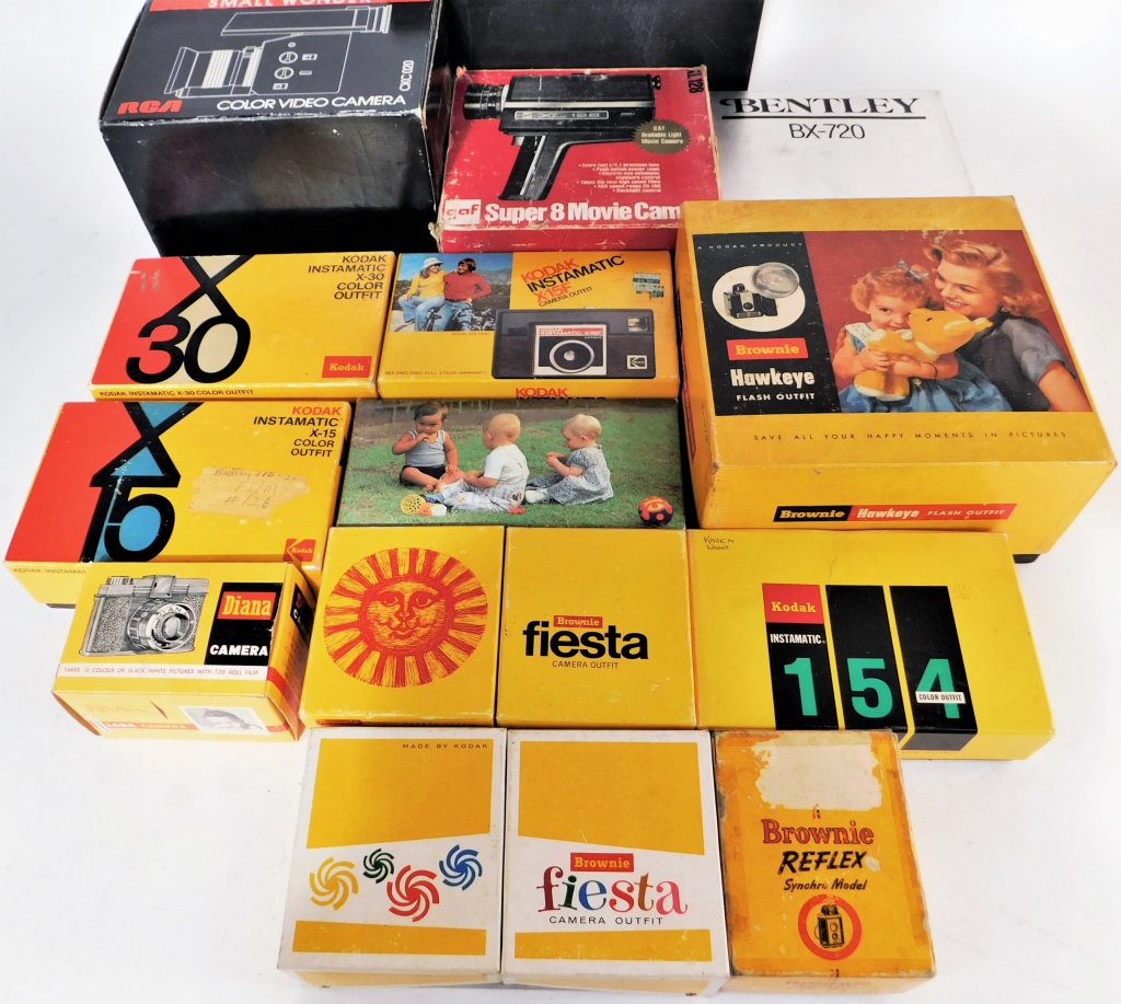 LOT OF 14 FILM AND MOVIE CAMERAS IN