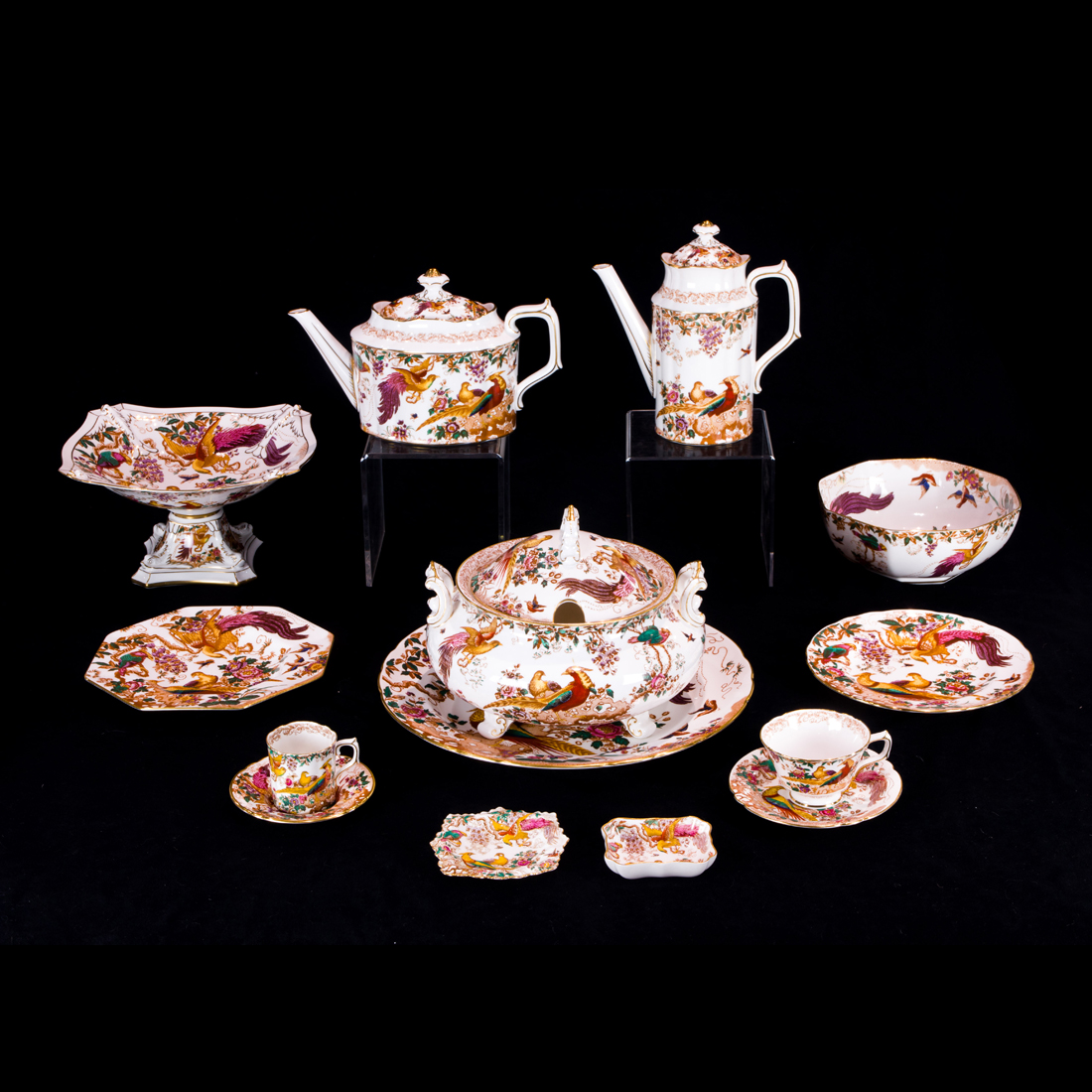 (LOT OF 142) A ROYAL CROWN DERBY