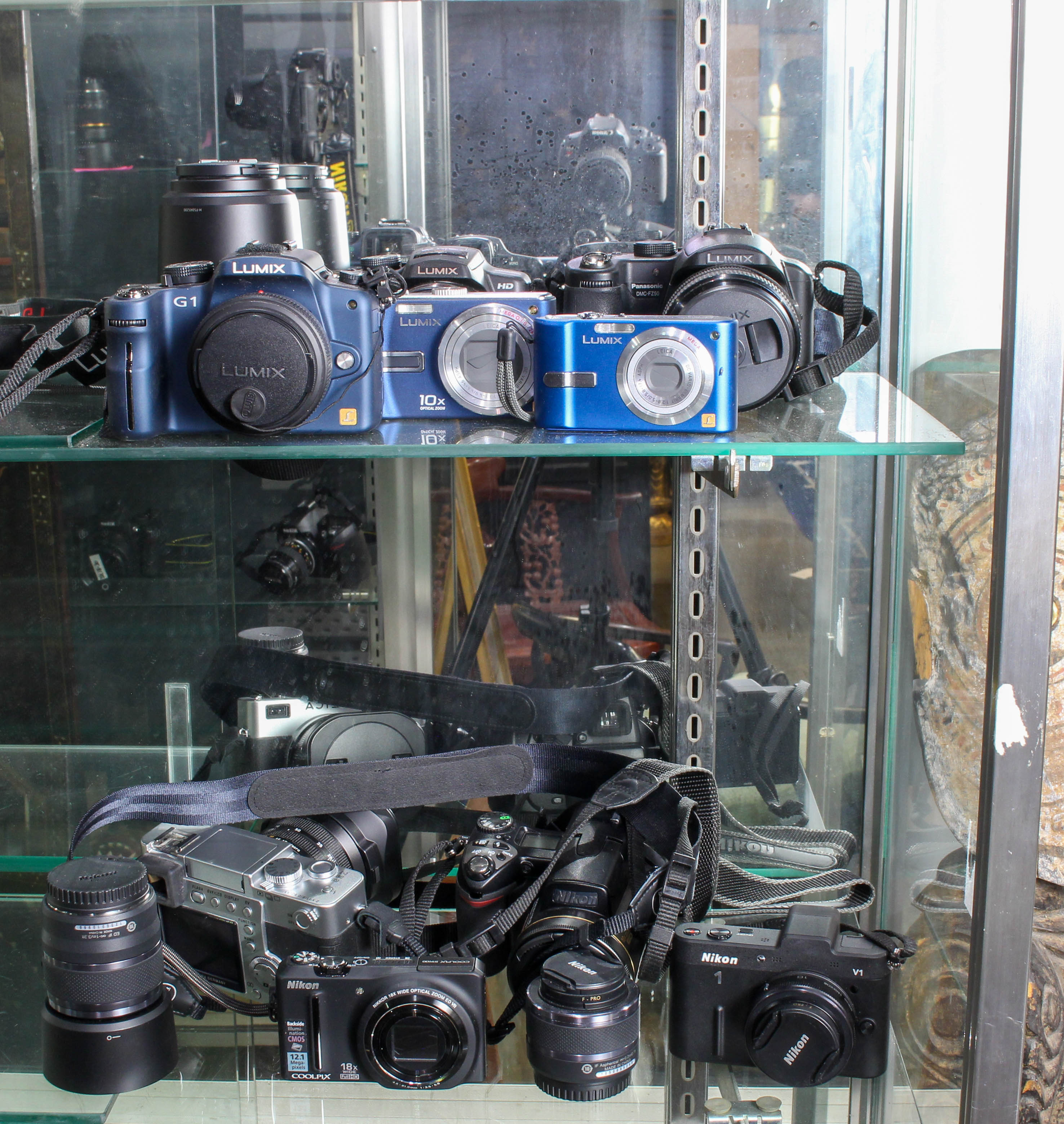 (LOT OF 15) CAMERAS: LEICA, 3