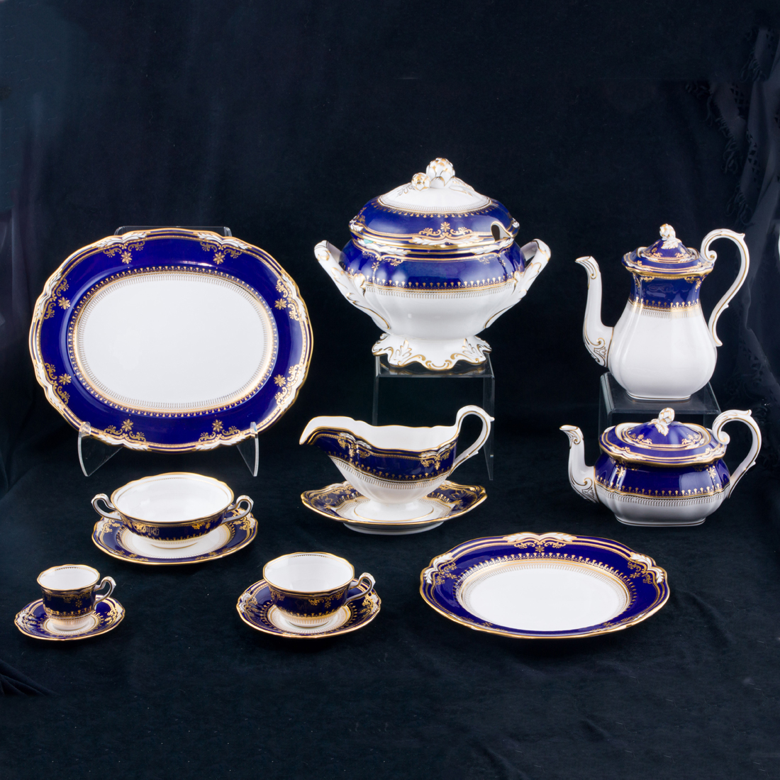 (LOT OF 173) AN EXTENSIVE SPODE