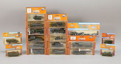 LOT OF 18 ROCO HO MINIATURE