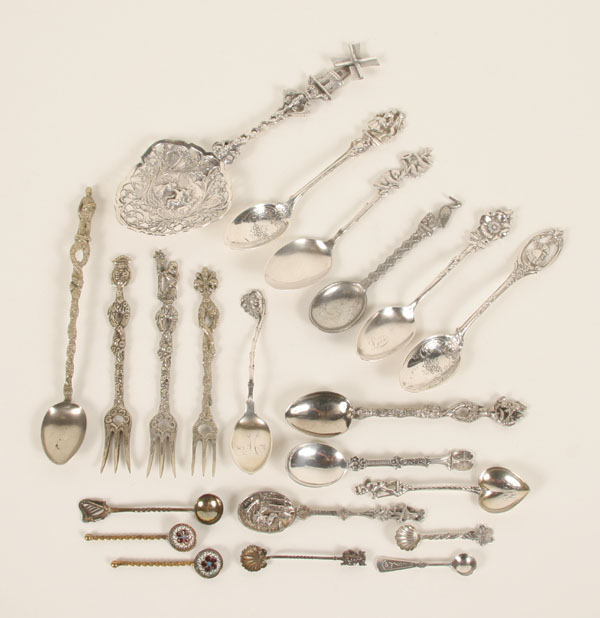 Lot of 21 figural and decorative