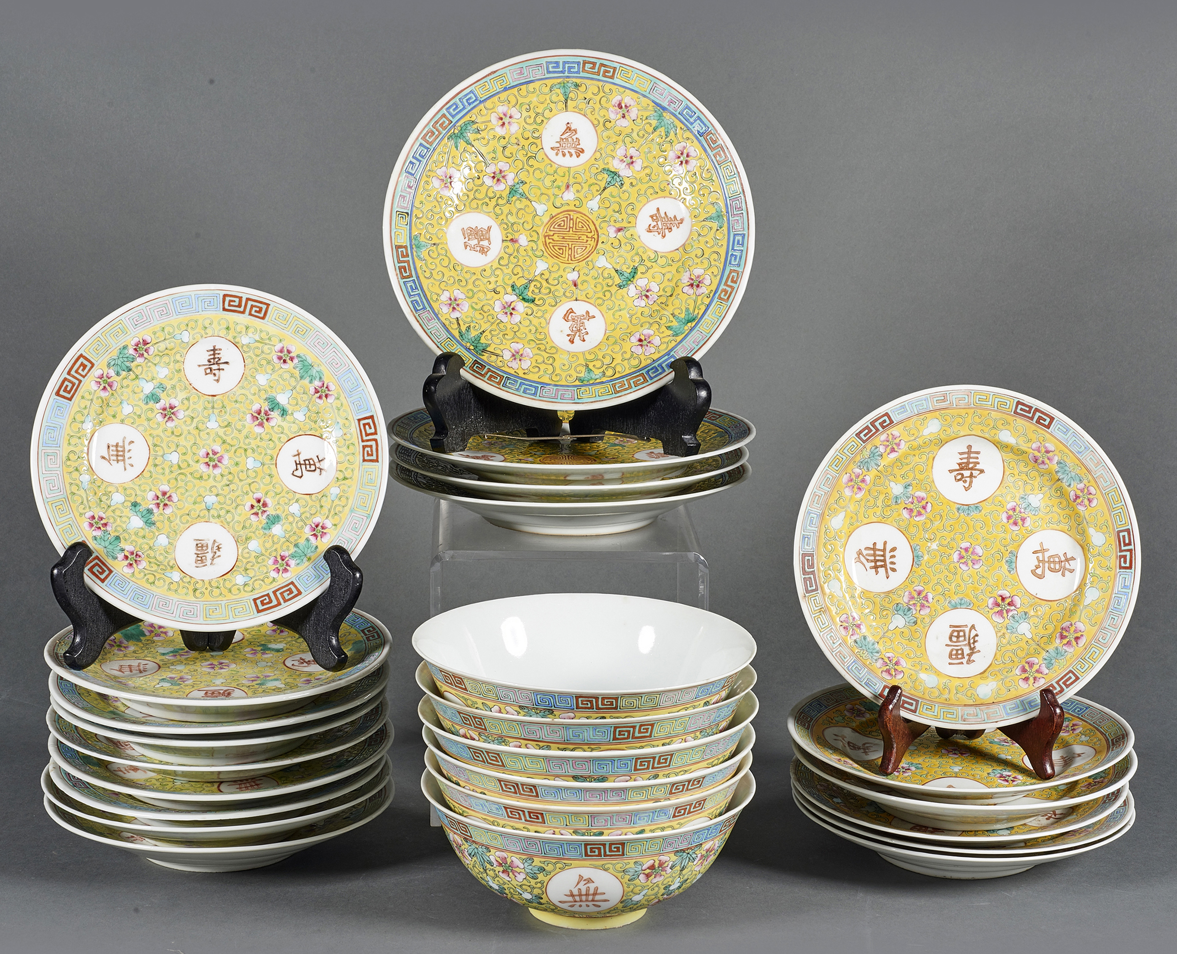 (LOT OF 25) CHINESE FAMILLE ROSE