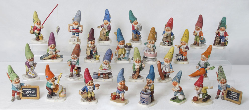 LOT OF 26 CO-BOY FIGURINES BY