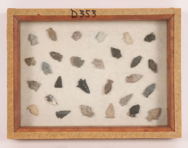 Lot of 28 small arrowheads/bird