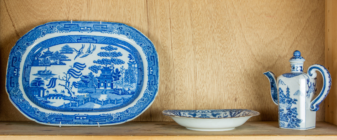 (LOT OF 3) BLUE AND WHITE ITEMS