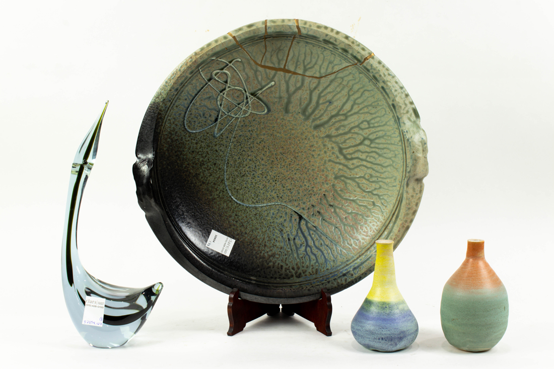 (LOT OF 4) GROUP OF ART POTTERY AND