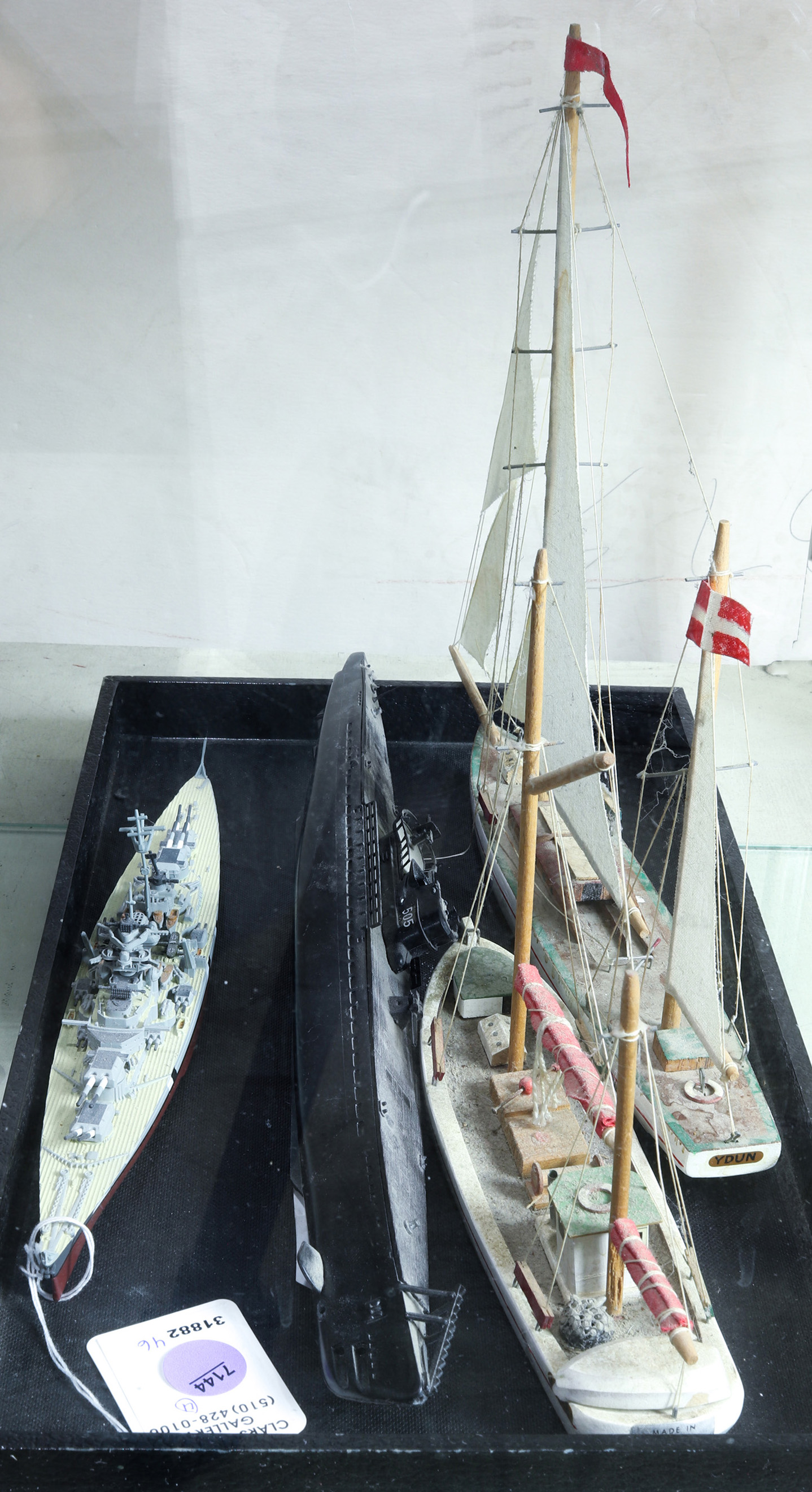 (LOT OF 4) SMALL MODEL BOATS (lot