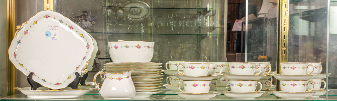 (LOT OF 40) A ROYAL CROWN DERBY