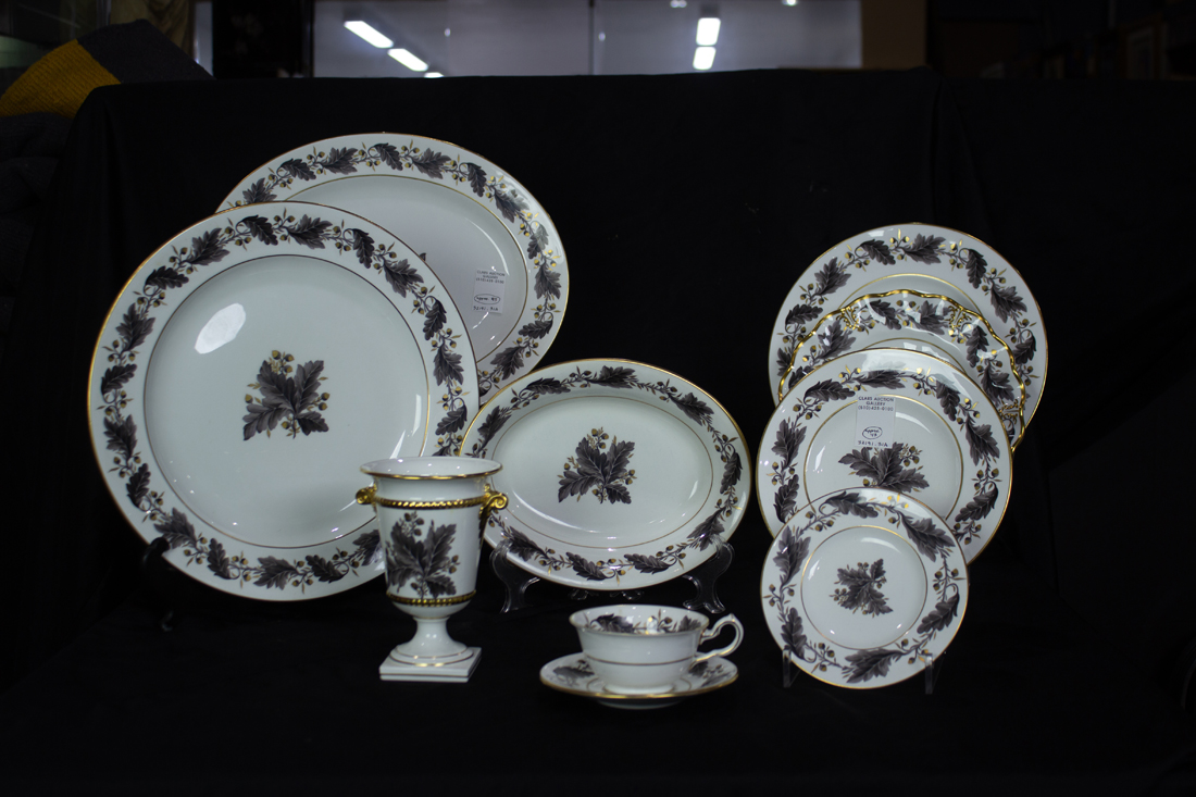 (LOT OF 43) A ROYAL CROWN DERBY