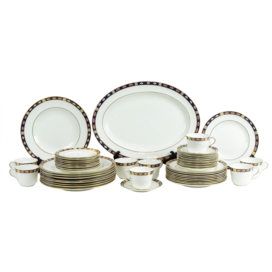 (LOT OF 46) A ROYAL CROWN DERBY