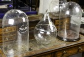 (LOT OF 5) A GROUP OF GLASS DO