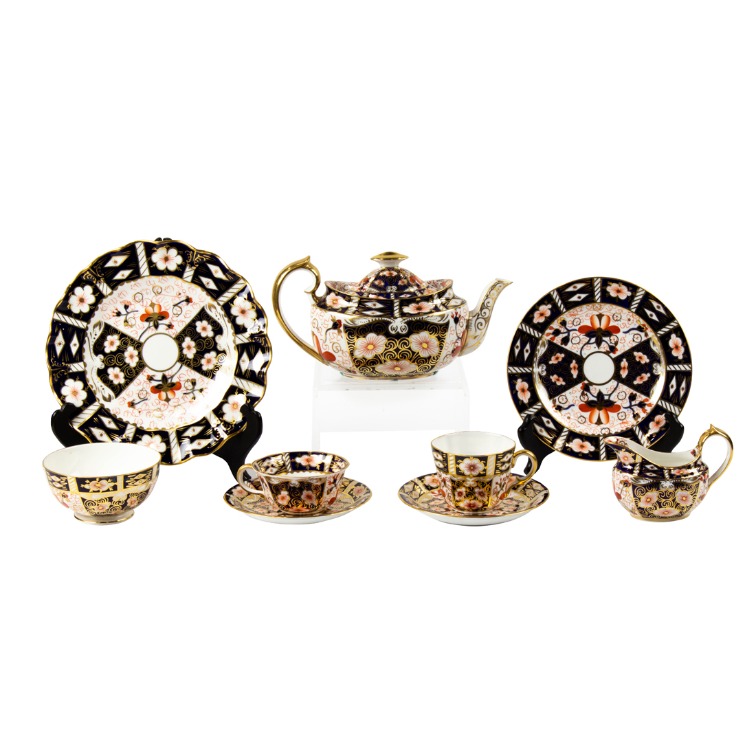 (LOT OF 66) A ROYAL CROWN DERBY