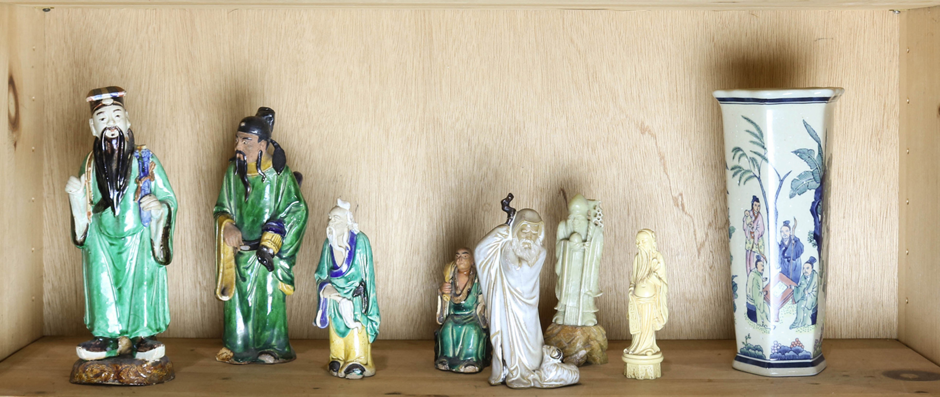 (LOT OF 8) CHINESE DECORATIVE ITEMS