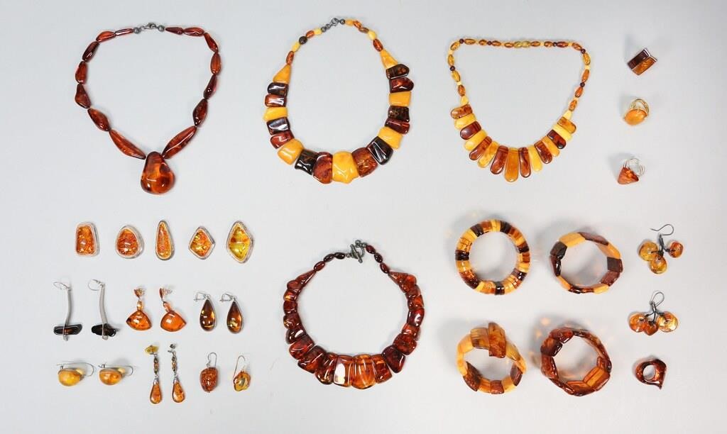 LOT OF AMBER JEWELRYLot of amber