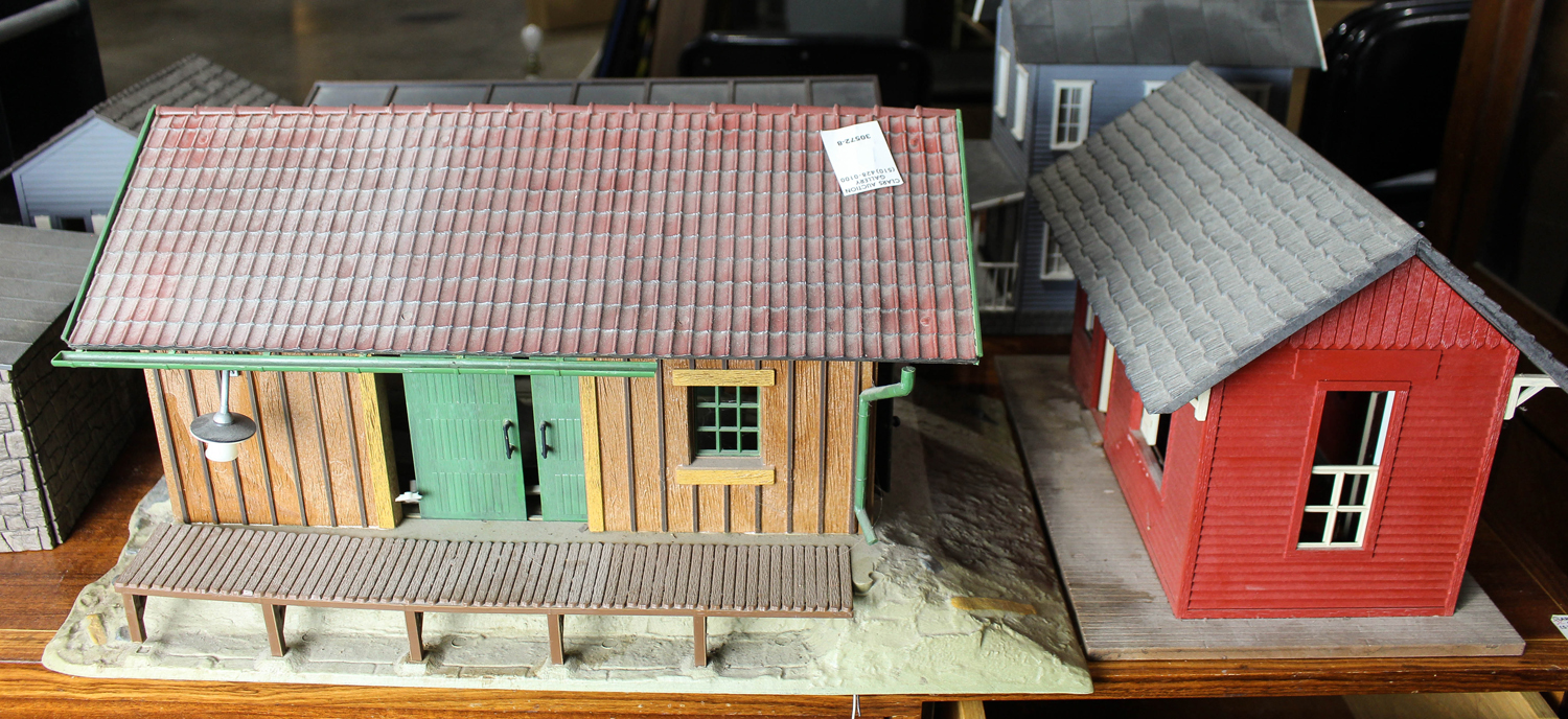 (LOT OF APPROX. 8) MODEL TRAIN