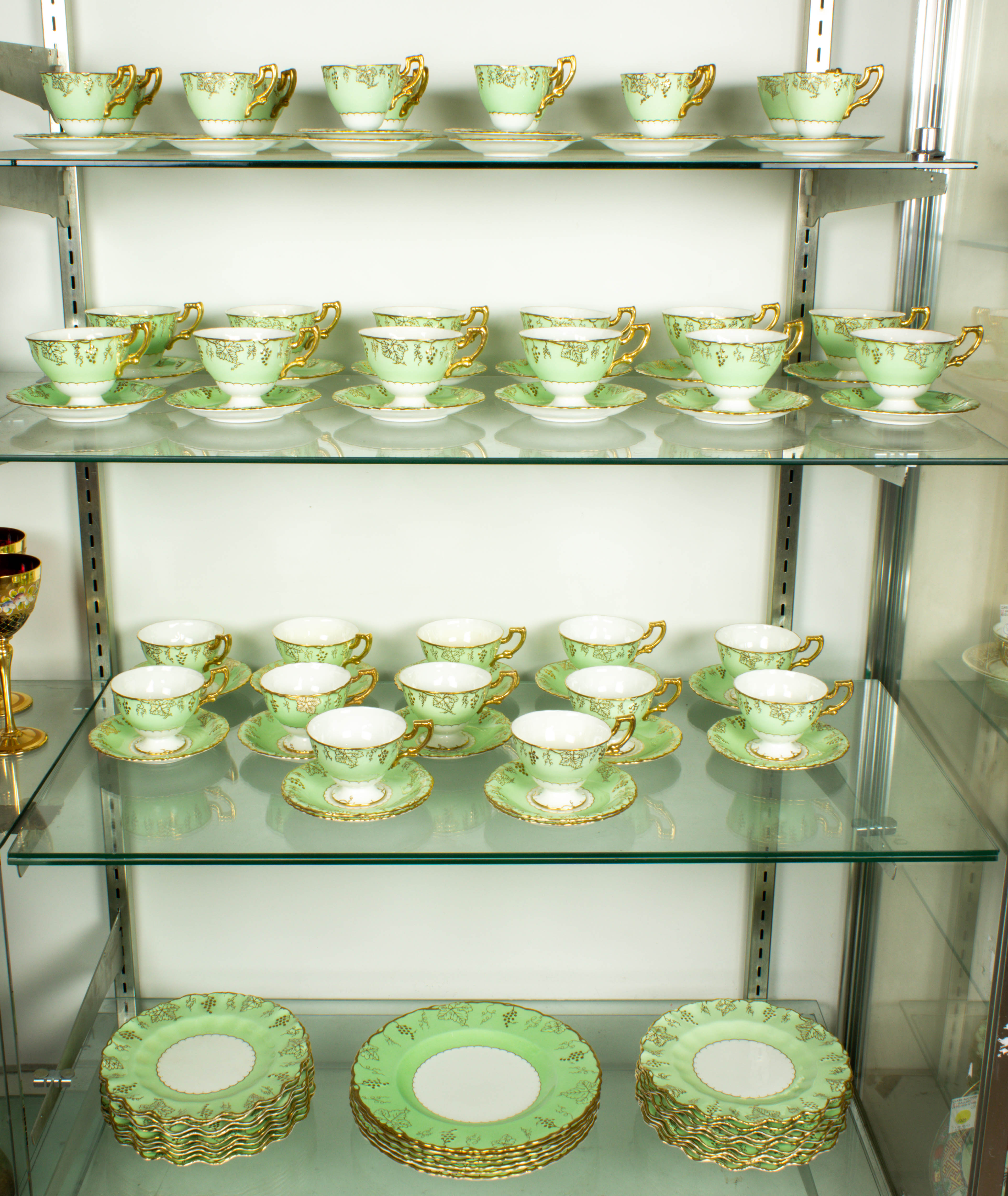 (LOT OF APPROXIMATELY 96) ROYAL