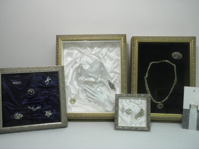Lot of assorted costume jewelry
