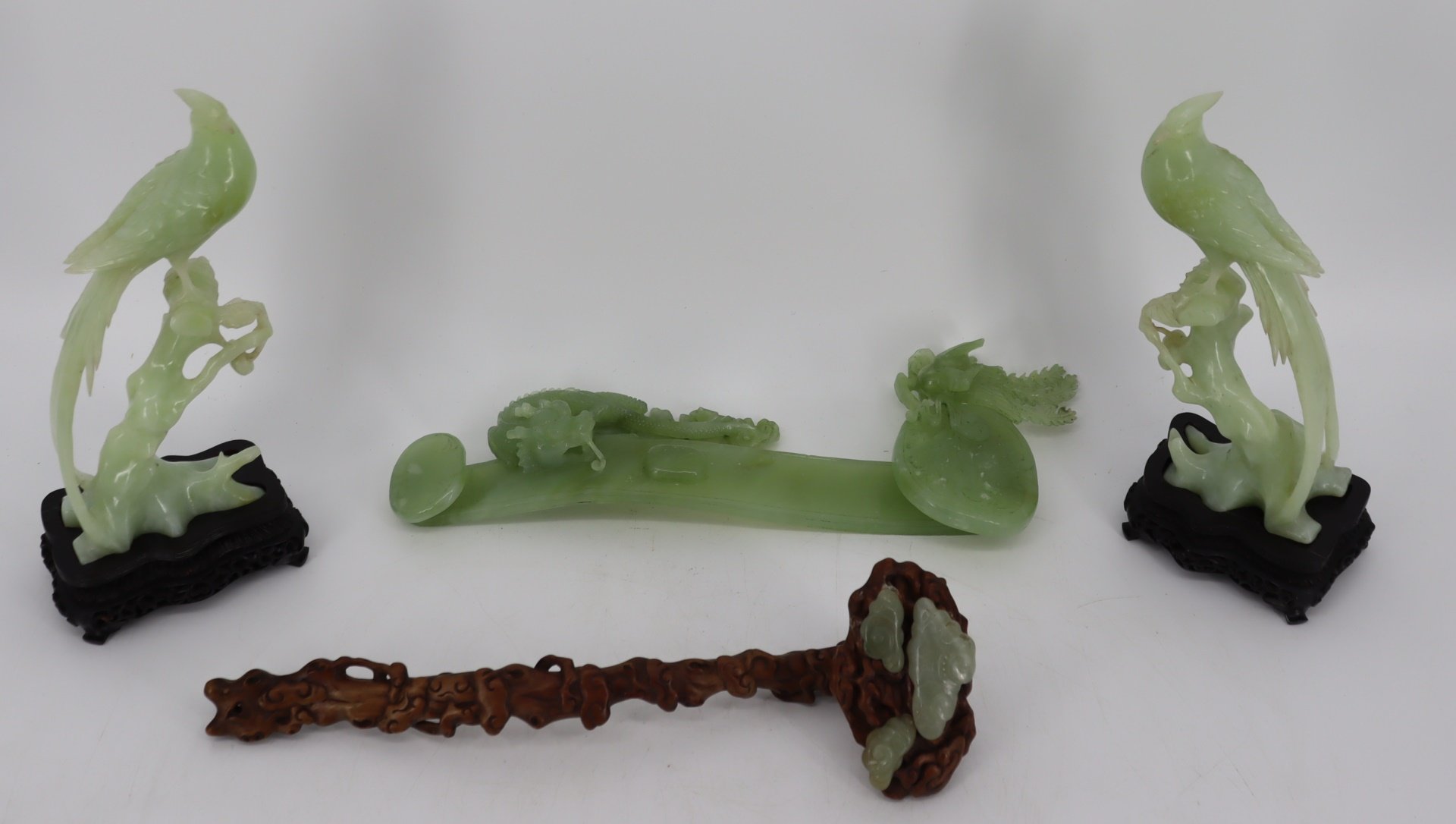 LOT OF ASSORTED JADE ITEMS.