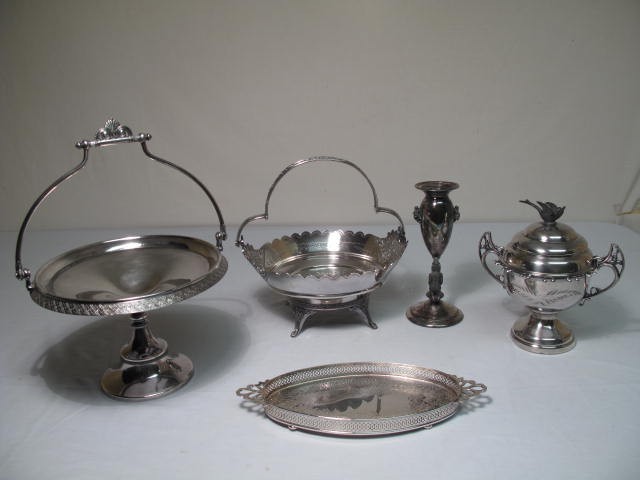Lot of assorted silverplated items.