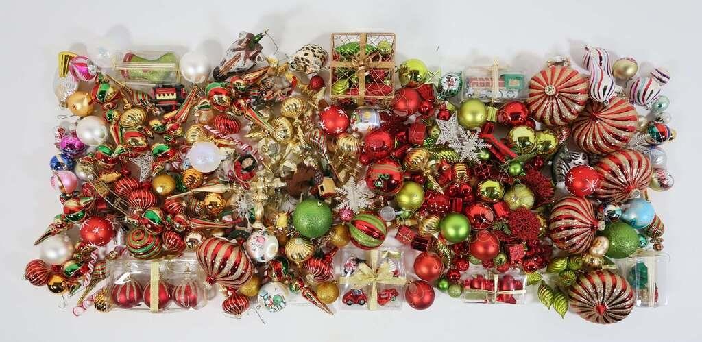 LOT OF CHRISTMAS ORNAMENTSLarge lot