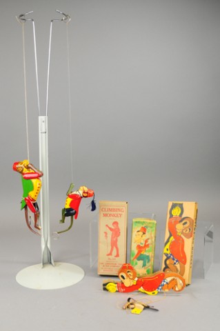 LOT OF CLIMBING MONKEY TOYS