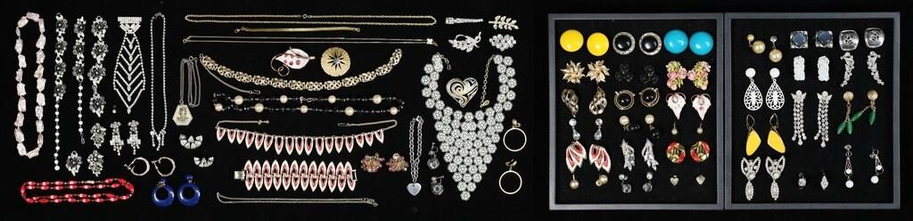 LOT OF COSTUME JEWELRYLot of