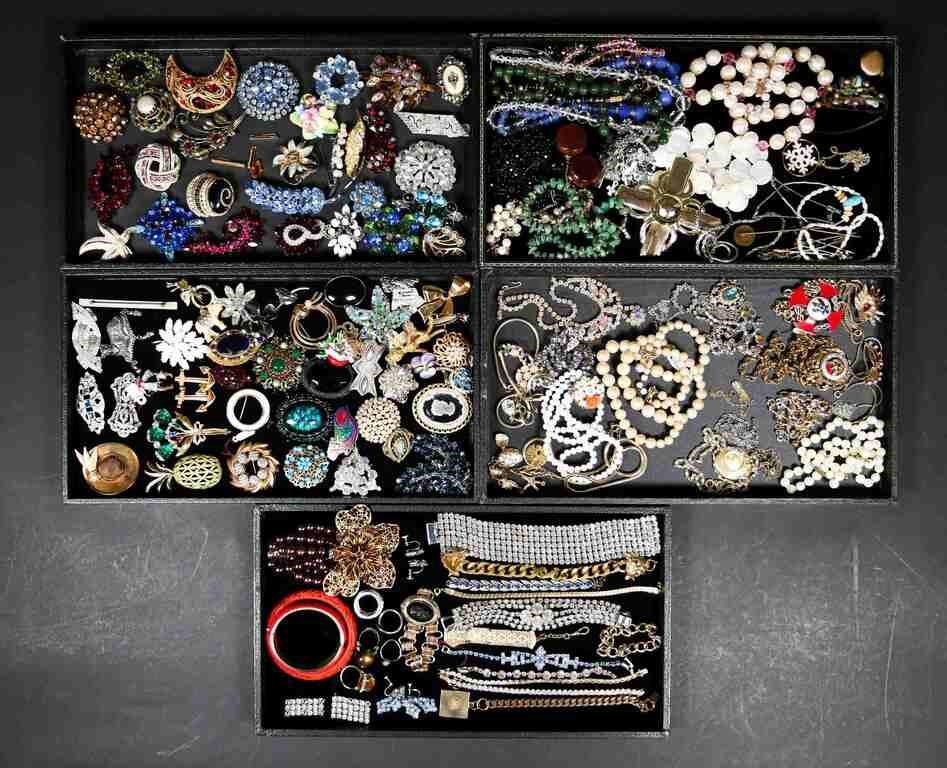 LOT OF COSTUME JEWELRYLot of