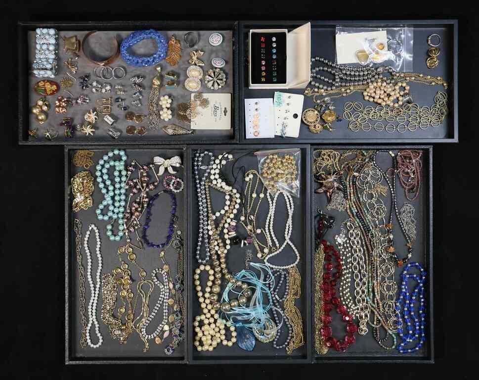 LOT OF COSTUME JEWELRYLot of