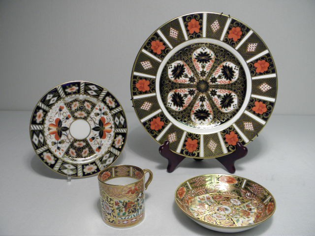 Lot of four pieces of Imari style