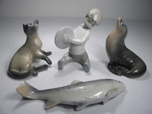 Lot of four porcelain figurines.