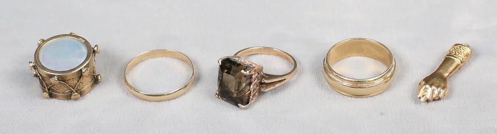 LOT OF GOLD RINGS & PENDANTSLot