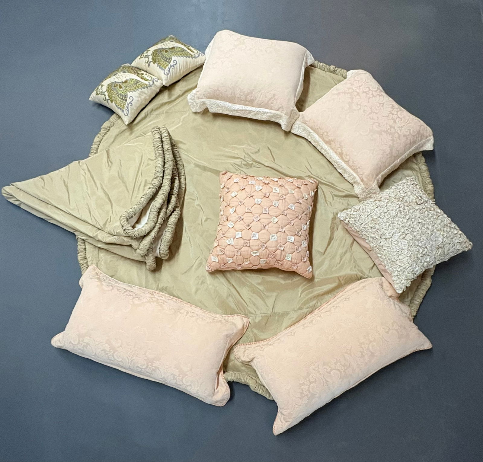 LOT OF LINEN, PILLOWS AND THROWSA