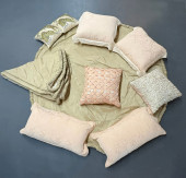 LOT OF LINEN, PILLOWS AND THRO