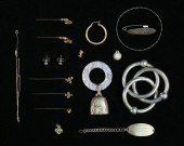 LOT OF SILVER & GOLD JEWELRYLo