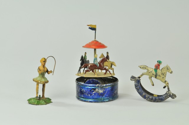 LOT OF SMALL TIN TOYS