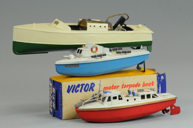 LOT OF THREE BOATS Includes boxed