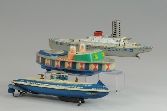 LOT OF THREE TIN LITHOGRAPHED BOATS