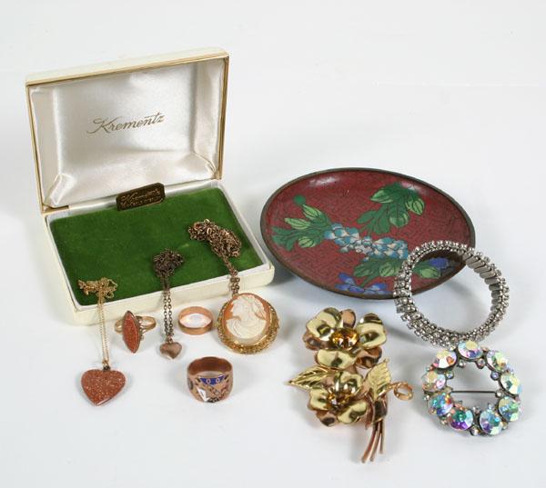 Lot of twelve pieces vintage and