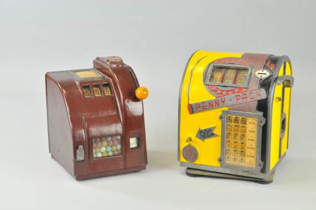 LOT OF TWO CIGARETTE SLOT