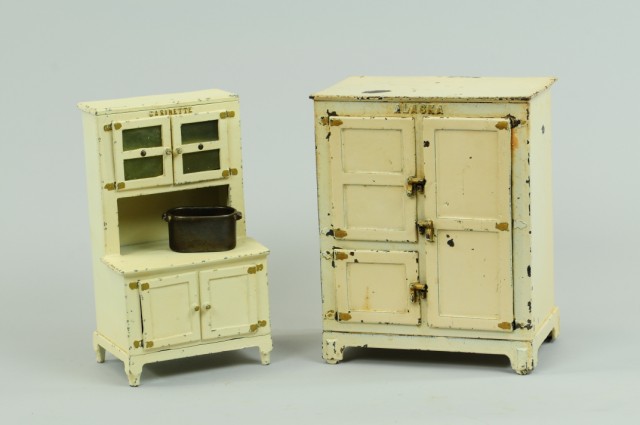 LOT OF TWO KITCHEN ITEMS Hubley