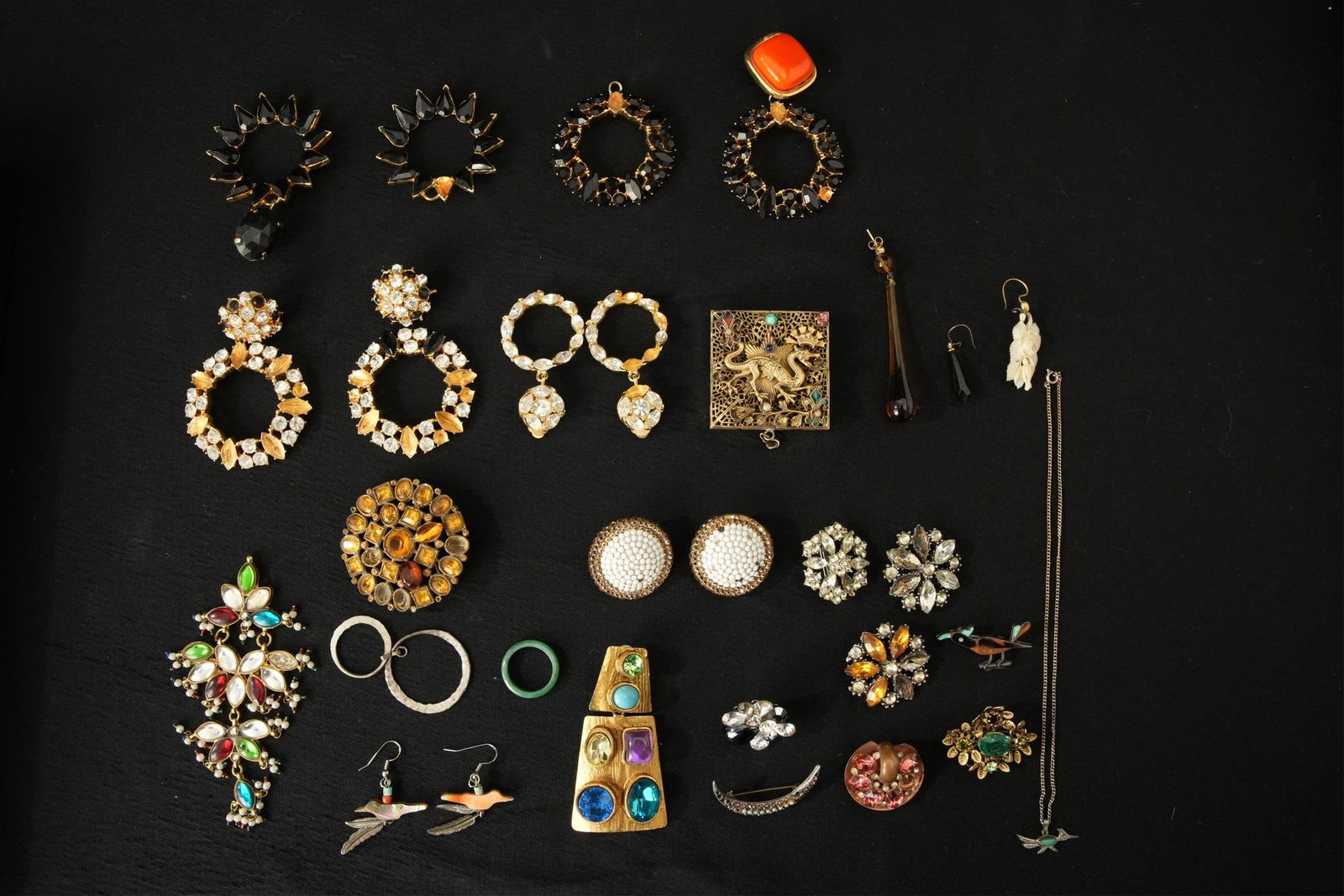 LOT OF VINTAGE COSTUME JEWELRYLot