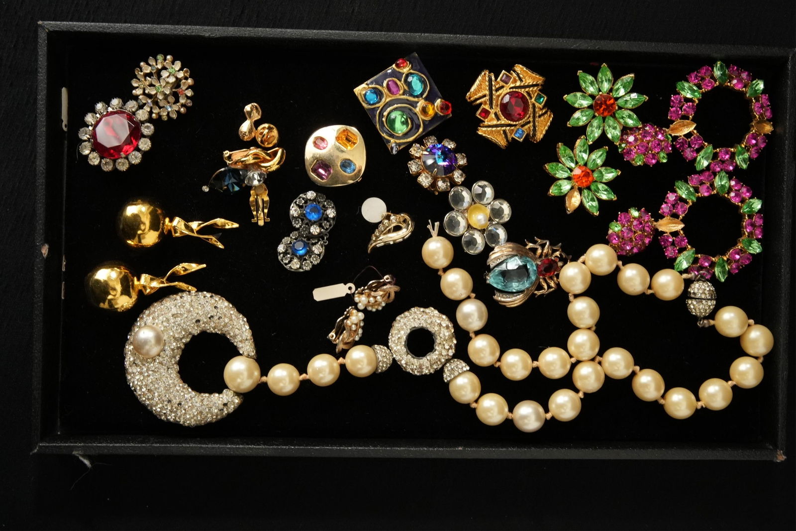 LOT OF VINTAGE COSTUME JEWELRYlot