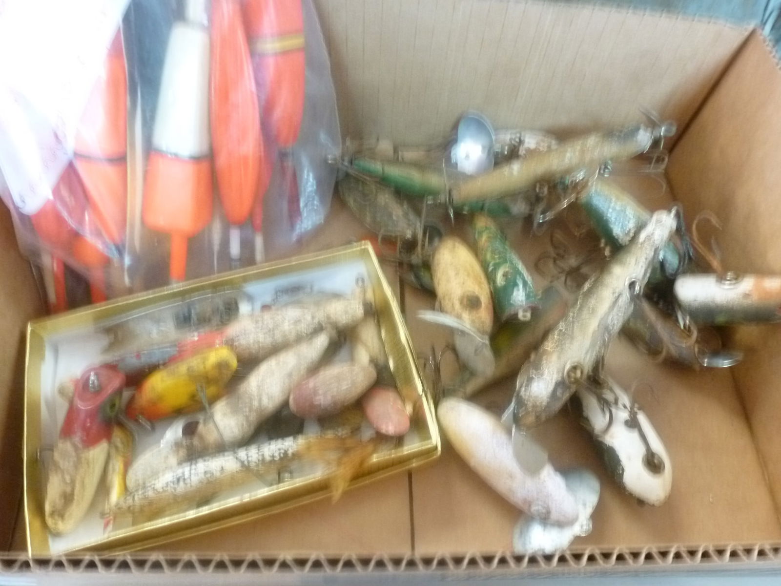 LOT OF VINTAGE LURES AND FLOATS,