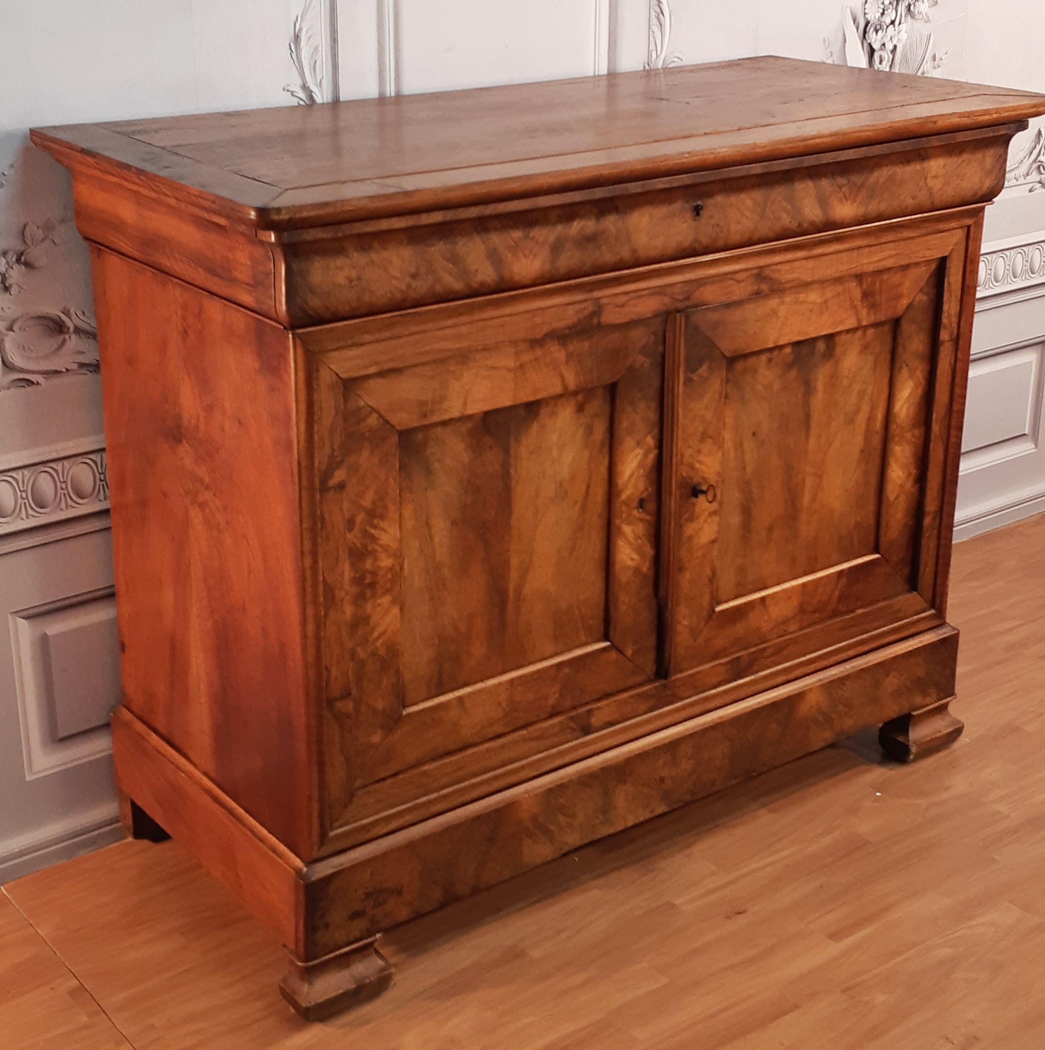LOUIS PHILIPPE FIGURED WALNUT
