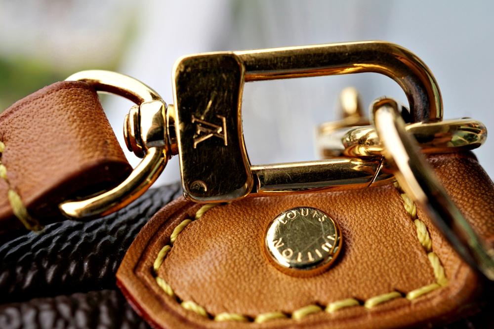 LOUIS VUITTON CANVAS FAVORITE