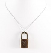 LOUIS VUITTON LOCK 312 NECKLAC