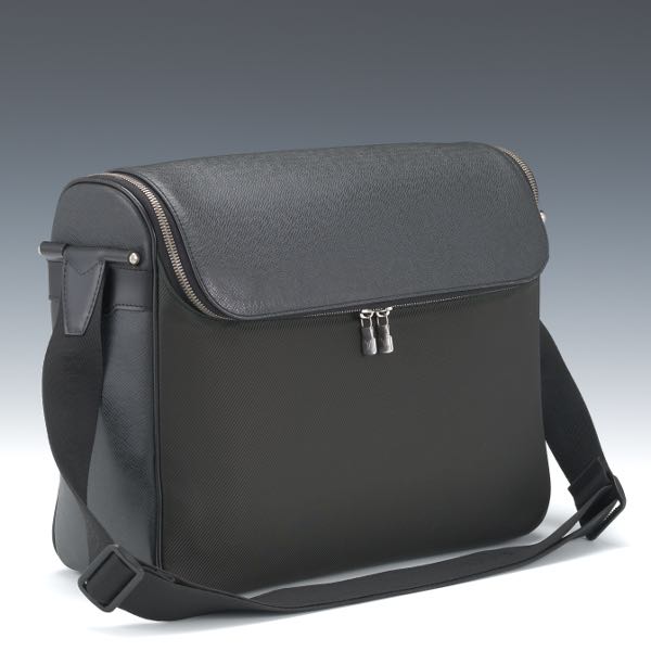 LOUIS VUITTON TAIGA TAIMYR